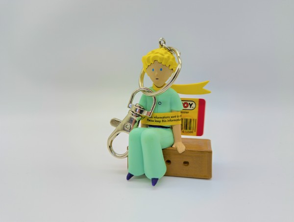 Plastoy 61054 Schlüsselanhänger Der Kleine Prinz auf dem Koffer Figur ca 6cm